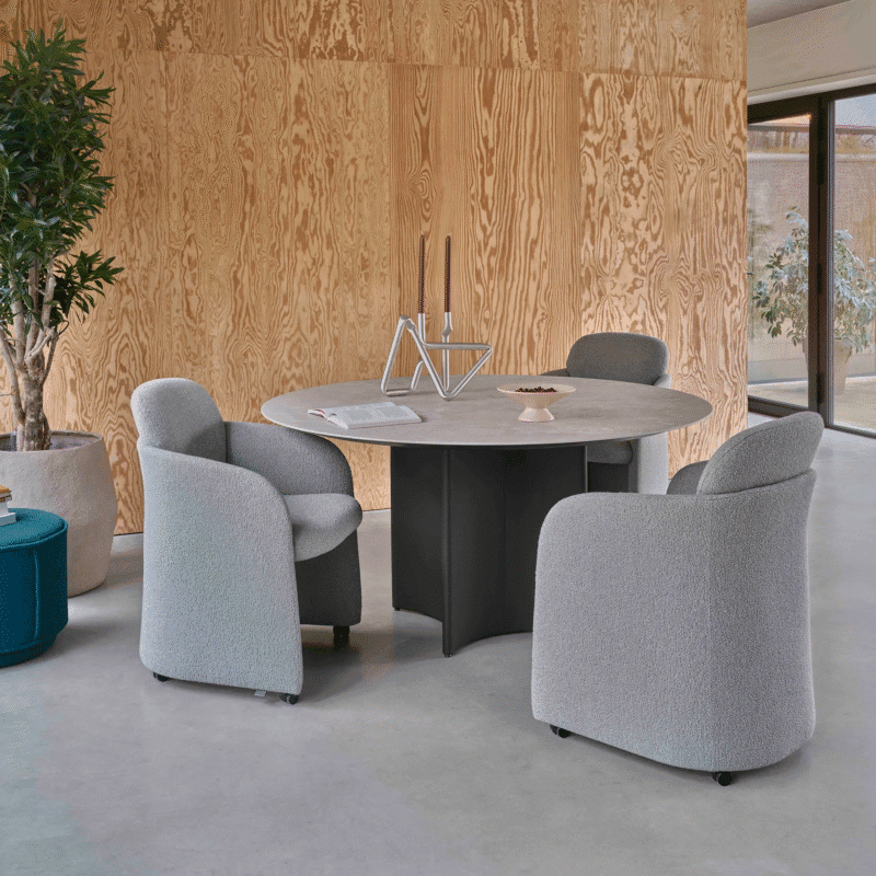leolux fauteuil​ around a table